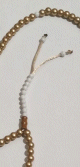 Chapelet dore - sebha ou misbaha - 99 perles dorees avec separateurs et pompon compteur a billes rondes blanches