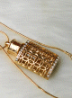 Chaine doree (collier) avec bijoux pendentif sous forme de mini bouteille de parfum decoree de diamants