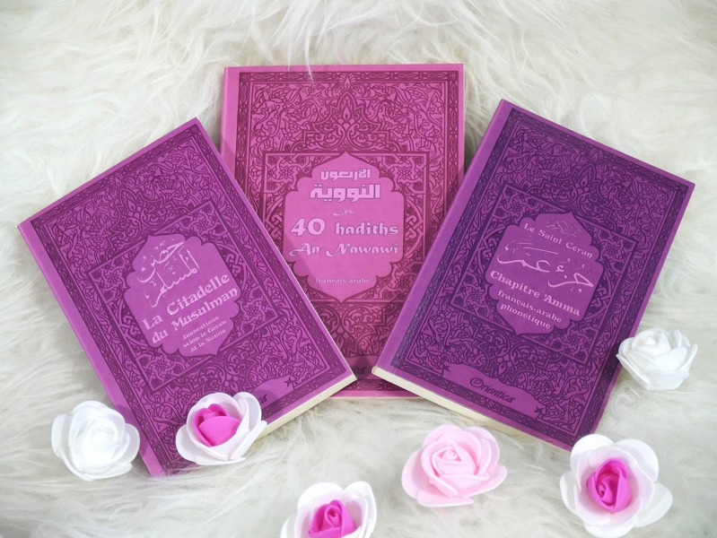 Coffret Cadeau Rose pour femme musulmane : Mug personnalisé + Le Saint Coran  (fr/ar/phonétique) + La Citadelle du musulman (invocations en Islam) +  Tapis de prière - Objet de décoration ou oeuvre