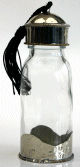 Bouteille artisanale en verre ornée de métal argenté et pompon en Sabra - flacon 65 ml Bouteille artisanale en verre ornée de métal argenté et pompon en Sabra - flacon 65 ml