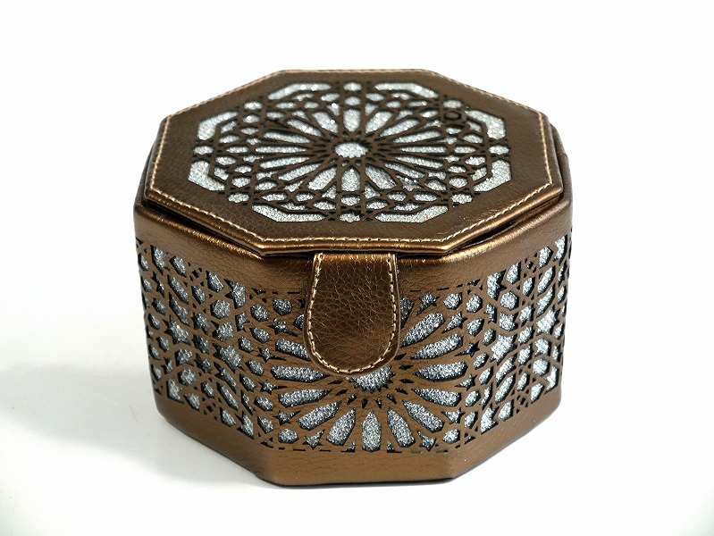 Boite de Rangement artisanale de forme octogonale en cuir avec des jolies  motifs argentés - Couleur marron - Objet de décoration ou oeuvre artisanale  sur