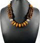 Collier ethnique artisanal avec pierres orange et marron agremente de breloques et d'armatures argentees