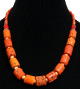 Collier ethnique artisanal imitation corail orange fonce et claire agremente de perles jaunes, rouge et en bois